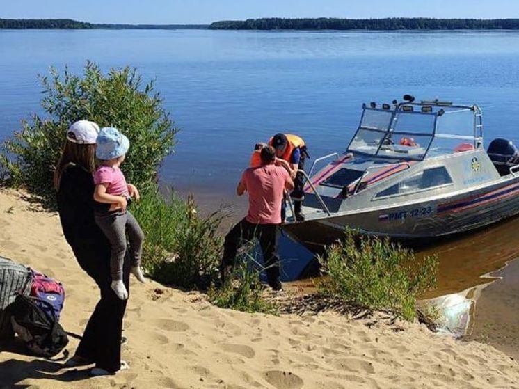 Семья с двумя детьми попала в беду на Иваньковском водохранилище