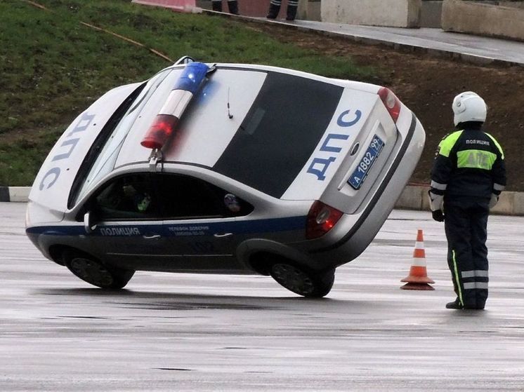 Служебный автомобиль упал на инспектора ГИБДД в Ивантеевке