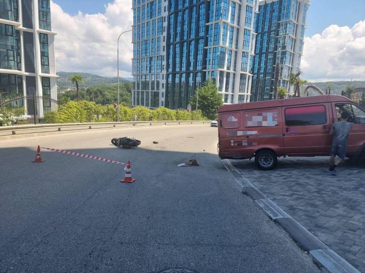 Водитель мопеда оказался в больнице после аварии в Хостинском районе