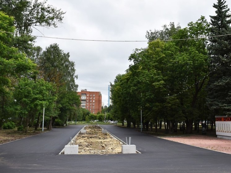 В Пензе к 75-летию АО «Пензадизельмаш» отремонтировали асфальт главной аллеи сквера