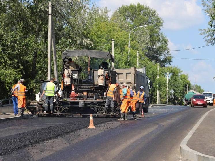В Иркутске на улице Сеченова начали укладывать финишный слой асфальта