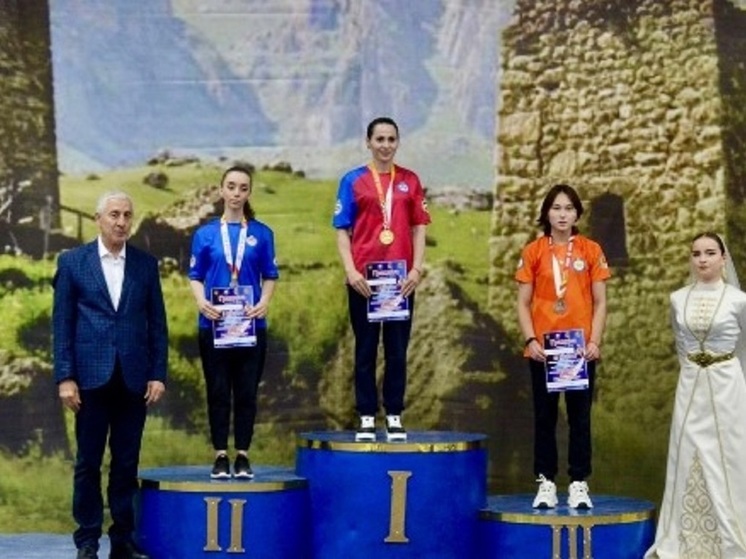Девушки Калмыкии привезли медали с соревнований по армрестлингу