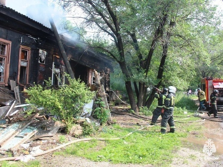 Заброшенный деревянный дом сгорел в Хабаровске