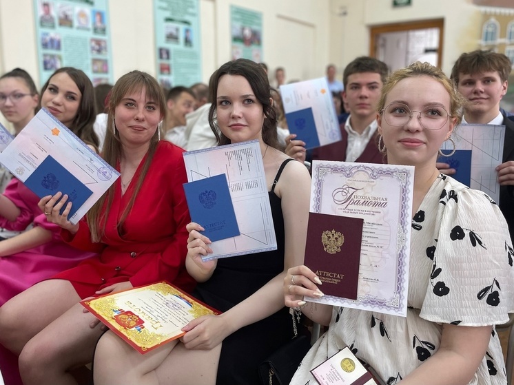 В Костромских школах проходят выпускные вечера: с праздником выпускников страны поздравил Дмитрий Чернышенко