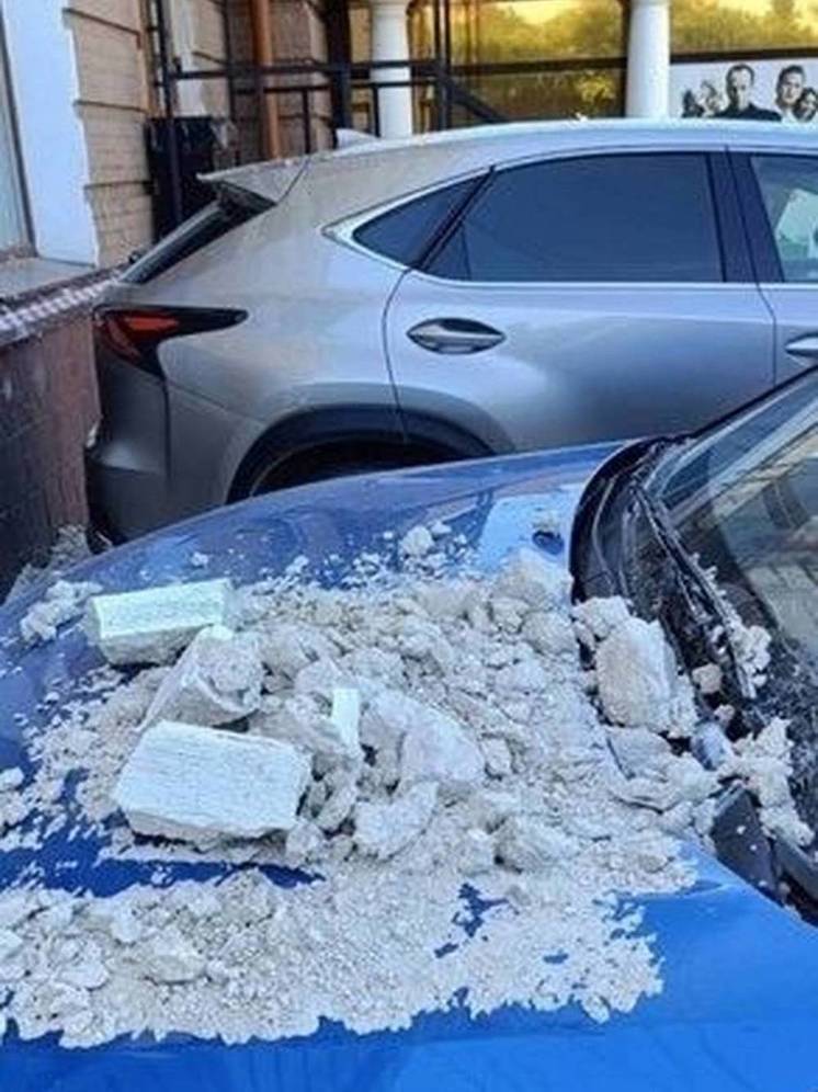 В Омске со здания бывшей «Атлантиды» рухнул кусок штукатурки