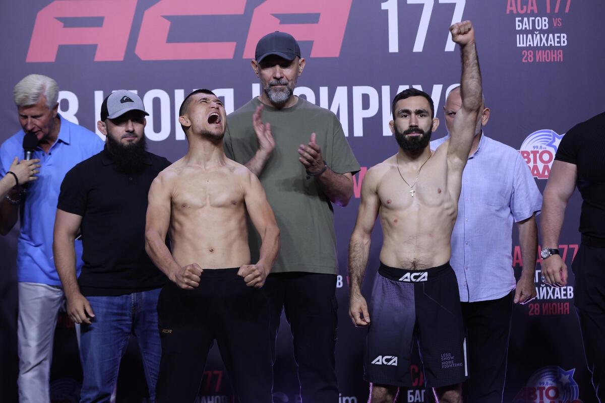 Боец ММА Асатрян подарил сопернику курицу