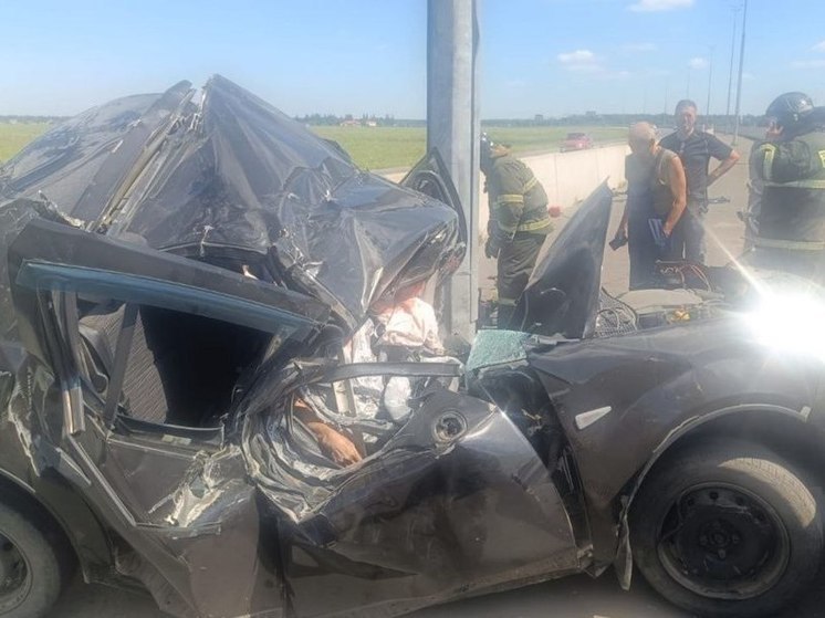 Водитель в Ломоносовском районе наехал на силовое ограждение: машина всмятку, двое погибли