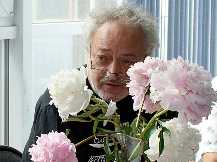 Умершего в США поэта Бахыта Кенжеева заочно отпоют в Москве