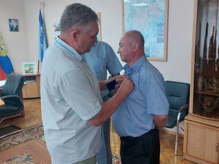 В Курске глава САО вручил медаль «Отец солдата» отцу погибшего участника СВО