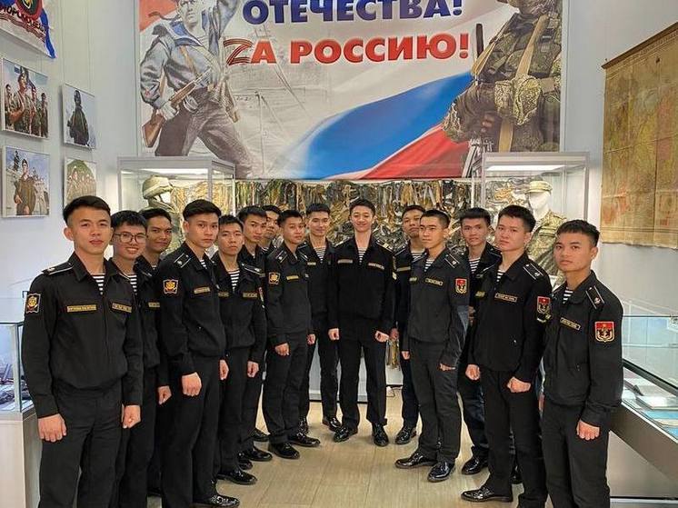 Иностранные курсанты посетили выставку в военно-морском музее в Петербурге