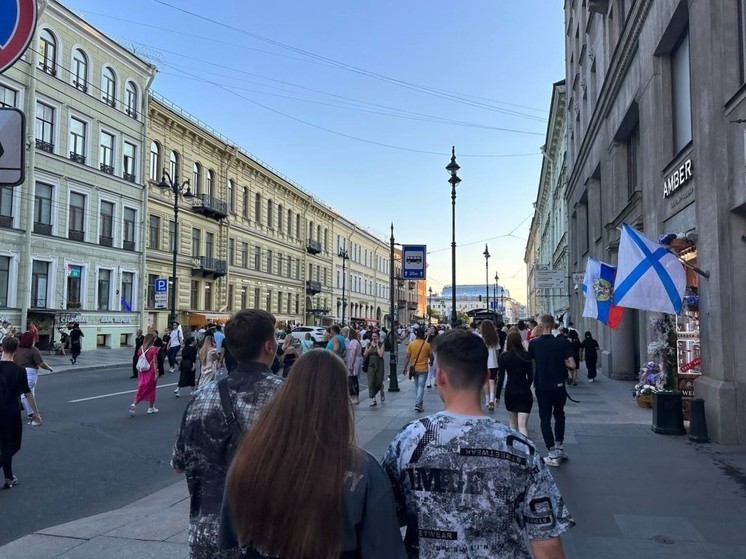 Толпы петербуржцев гуляют по перекрытому из-за «Алых парусов» Невскому проспекту