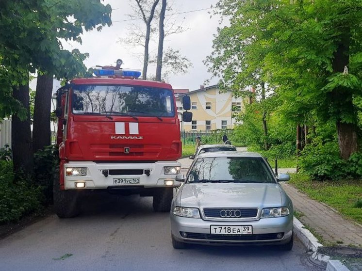В Балтийске машины родителей воспитанников детсада мешают пожарным проехать
