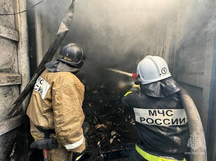Двухэтажный склад потушили во Владивостоке