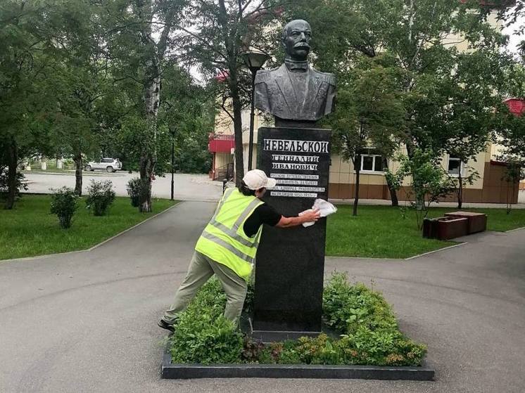 Озеленители приводят в порядок скверы Южно-Сахалинска