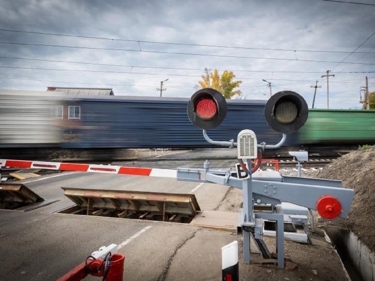В Ярославской области на переезде поезд сбил автомобиль