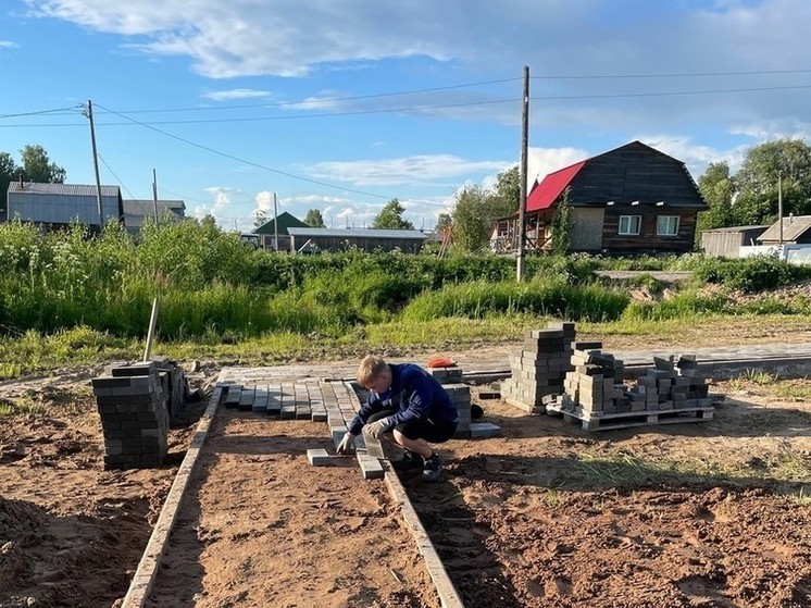 В деревне Холмогорского округа общественники благоустраивают зону отдыха