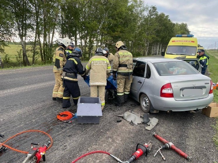 Спасатели под Уфой деблокировали одного из водителей после дорожной аварии