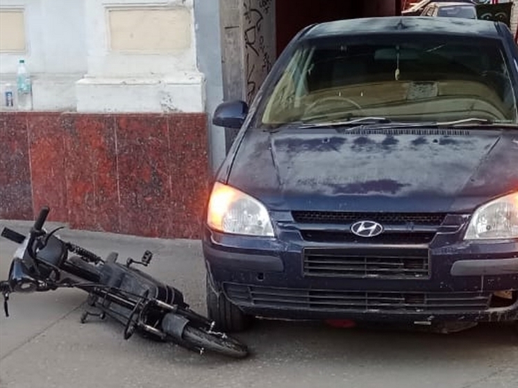 На Театральной площади 16-летний водитель электровелосипеда врезался в Hyundai Getz