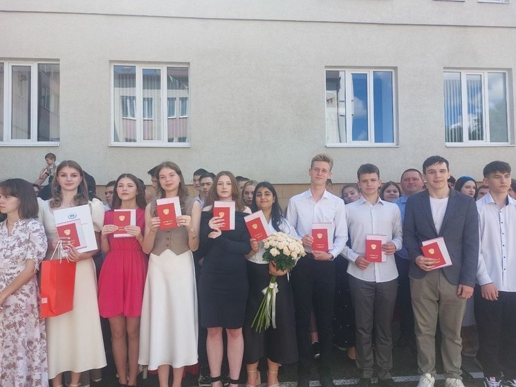 В Ессентуках более тысячи 9-классников получили свои первые аттестаты