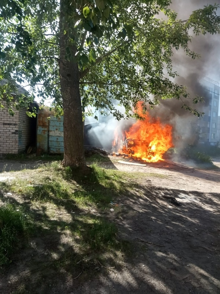 Полыхающая «Газель» в Беломорске едва не подпалила гараж с бочками бензина