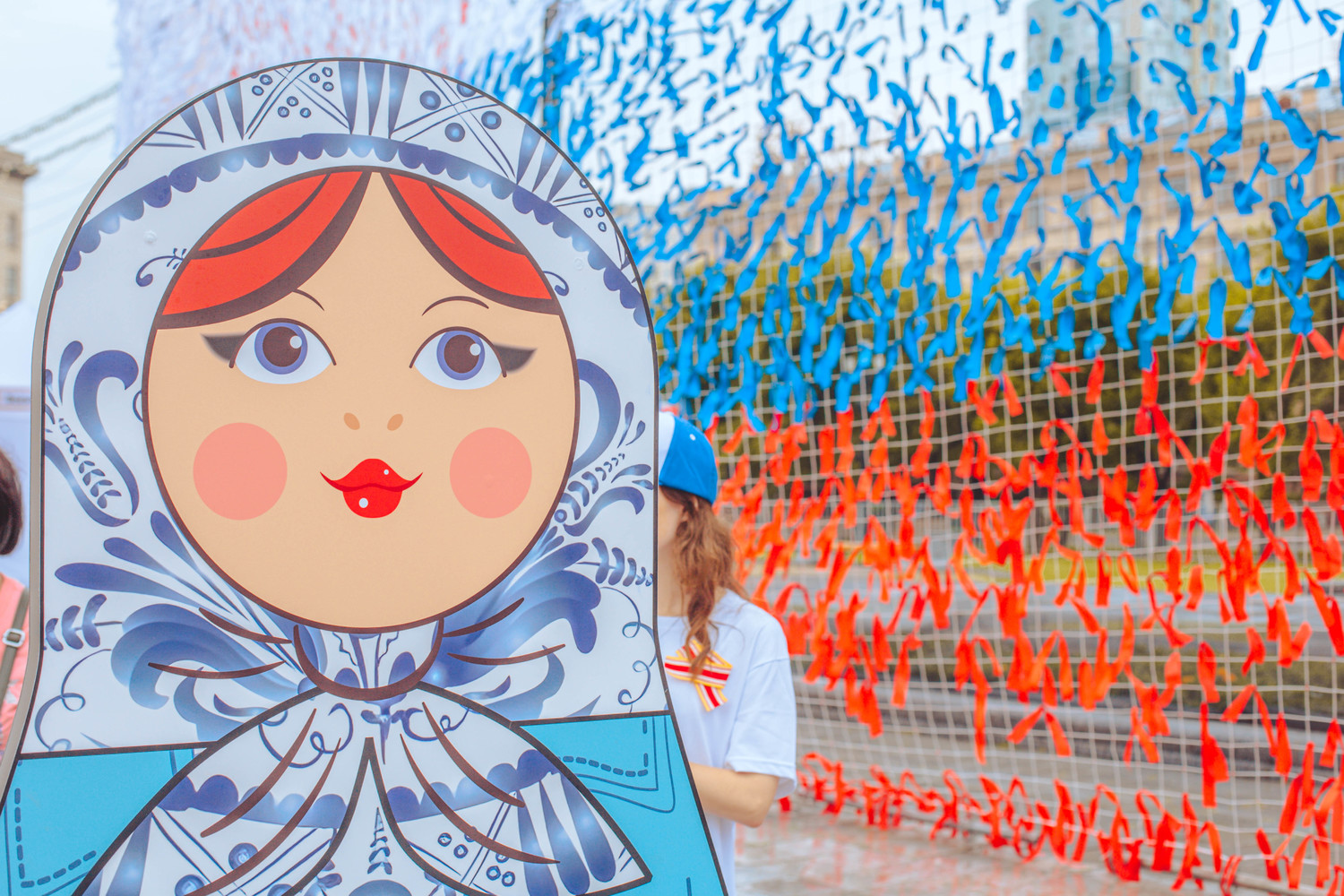 Под дождем и охраной проходит День молодежи 2024 в Хабаровске: яркие фото