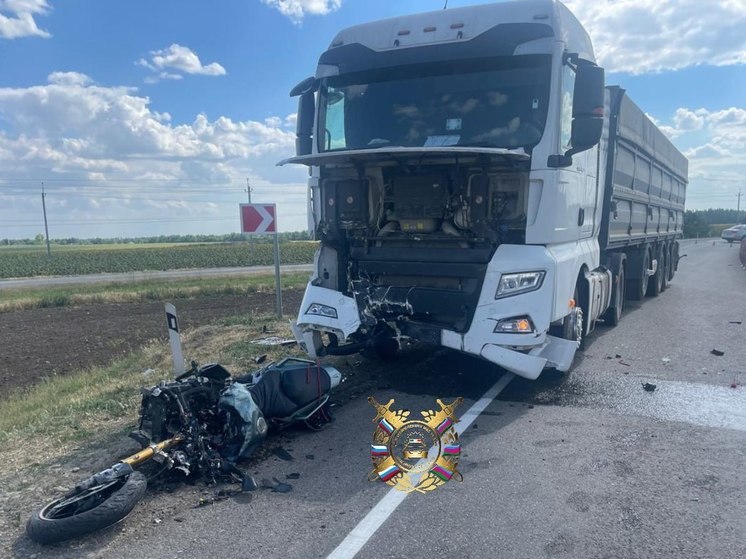 В Тихорецком районе под колёсами грузовика погиб мотоциклист
