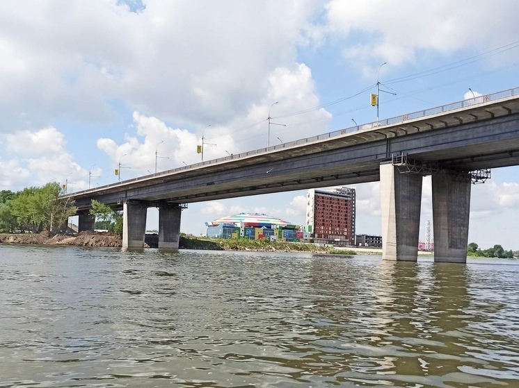 В Новосибирске из-за аномальной жары деформировался асфальт на Димитровском мосту