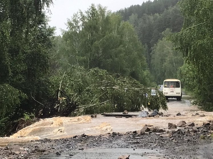 В Саткинском районе мощный поток воды из реки Каменка разнёс дорогу и мост