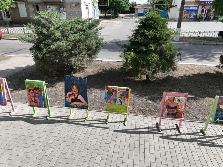 В Пологах на Запорожье открылась уличная фотовыставка ко Дню молодёжи