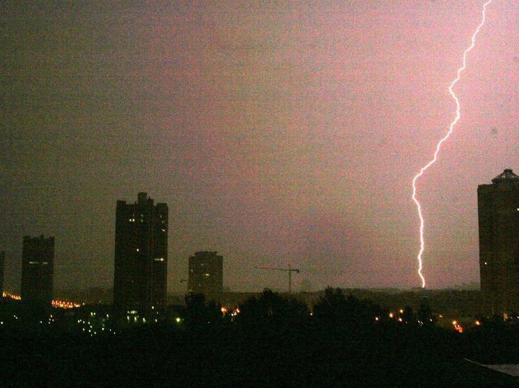 Экстренное предупреждение выпустило МЧС из-за грозы в Подмосковье