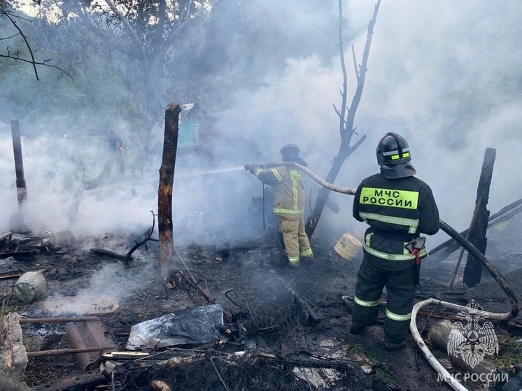 Вагончик в Саяногорске сгорел из-за неосторожного обращения с огнем