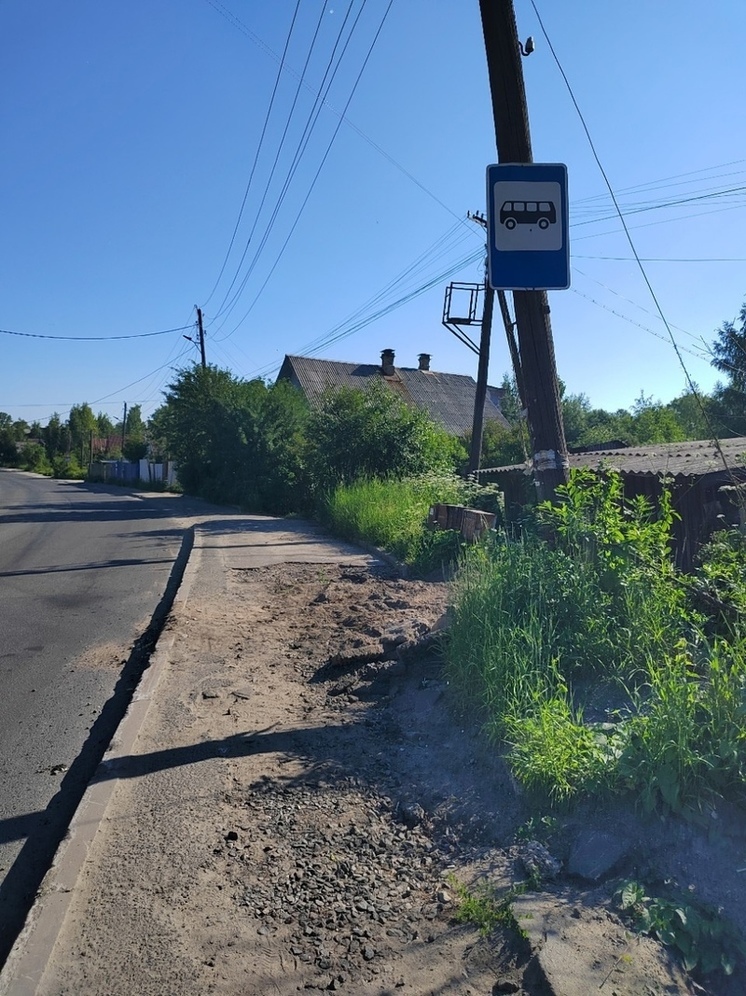 Жители Петрозаводска вынуждены ждать транспорт на разгромленной остановке