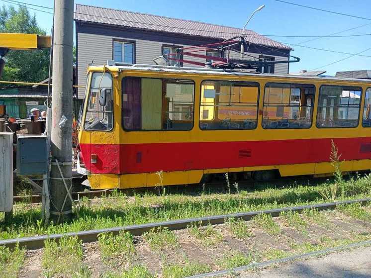 Две женщины упали в вагоне после схода с рейсов трамвая в Барнауле