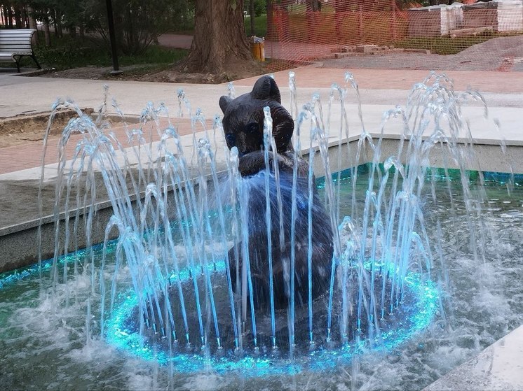 В Новосибирске в честь Дня города заработал фонтан «Мишка» в Первомайском сквере
