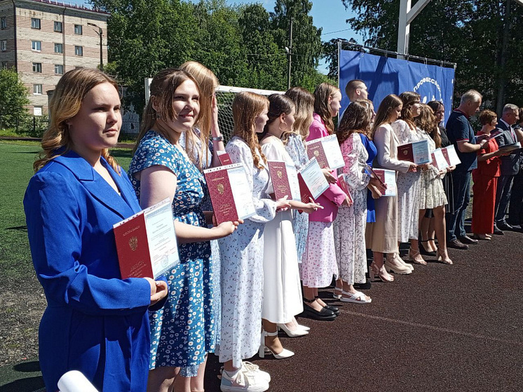 В Архангельском педагогическом колледже 300 выпускникам вручили дипломы