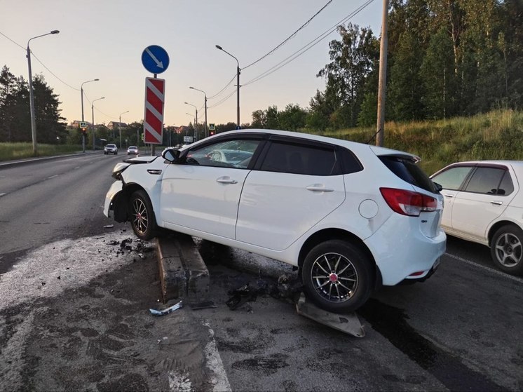 Водитель потерял контроль: иномарка повисла на «островке безопасности» в Томске