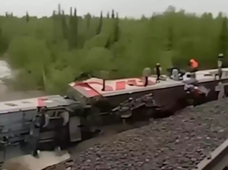 Работники предприятия из Батайска пострадали при крушении вагонов поезда в Республике Коми