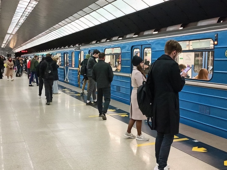 Екатеринбургское метро остановили из-за падения на пути человека