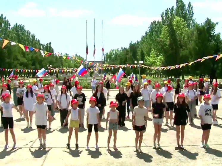 Воспитанники филиала МДЦ «Артек» организовали праздничный флешмоб «Бердянск Молодой»