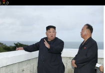 Чиновники в Северной Корее начали носить значки с портретом только Ким Чен Ына