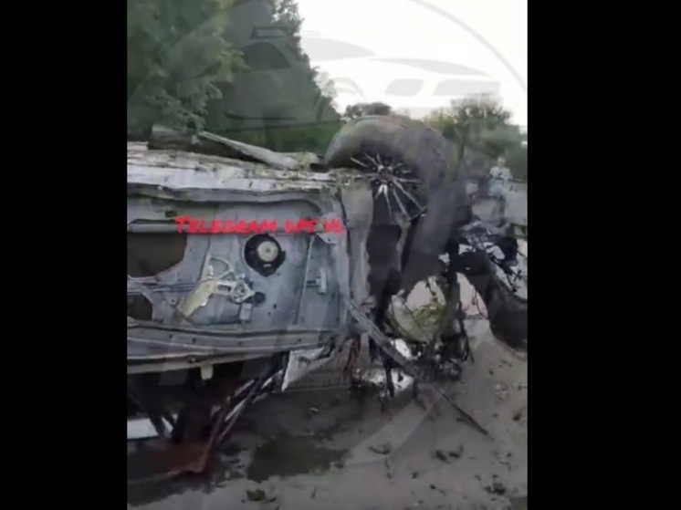 В Приморье водитель чудом выжил после столкновения с деревом