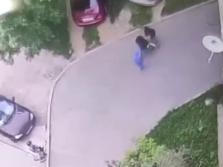 В Лобне банда подростков избивает случайных прохожих