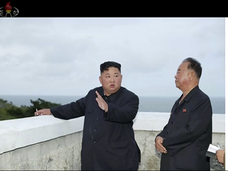 ЦТАК: в КНДР начали носить значки с портретом одного Ким Чен Ына