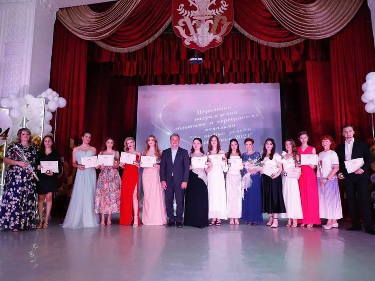 60 выпускников Пятигорска получили золотые и серебряные медали