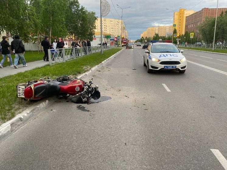 В Надыме автомобиль сбил мотоциклиста