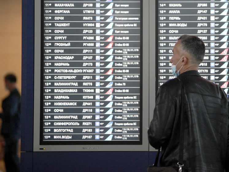 Девочке стало плохо в самолете, пока пассажиры ждали вылет