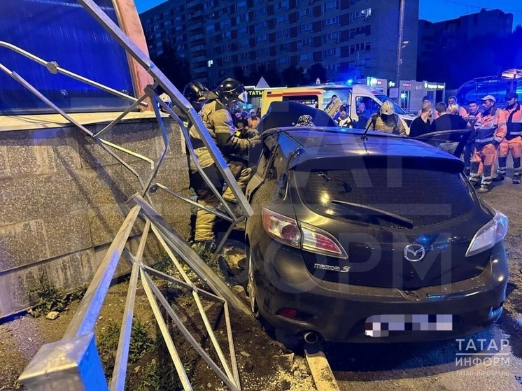 В Казани лихача зажало в салоне легковушки после наезда на металлический забор