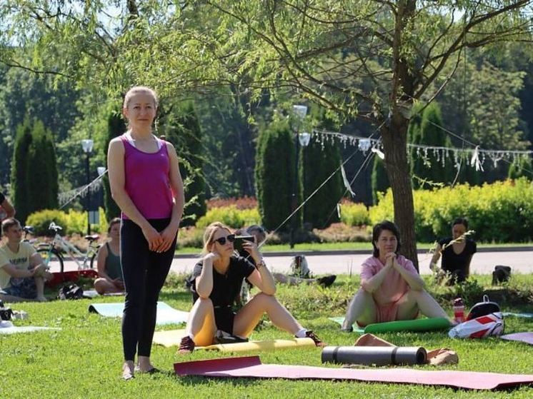 Туляки отметили X Международный День Йоги в белоусовском парке