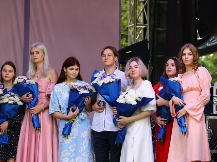 Богданов: Среди выпускников Новгородской области 215 золотых медалистов