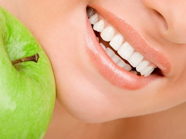 Многие продукты мы едим, не задумываясь о том, какой вред они могут нанести нашим зубам и деснам. 